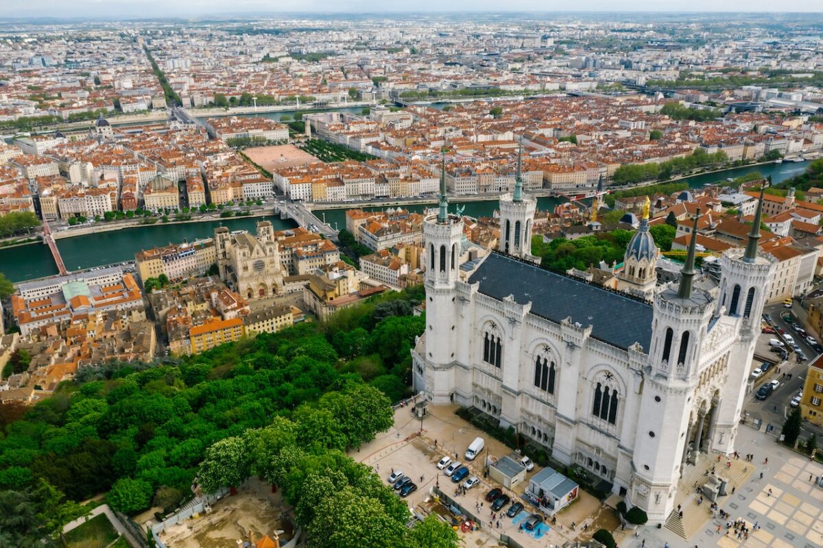 Vue de la Croix Rousse avec ses bâtiments typiques et son ambiance animée