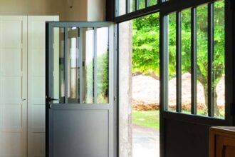 Construire une porte verrière sur mesure pour un style atelier authentique