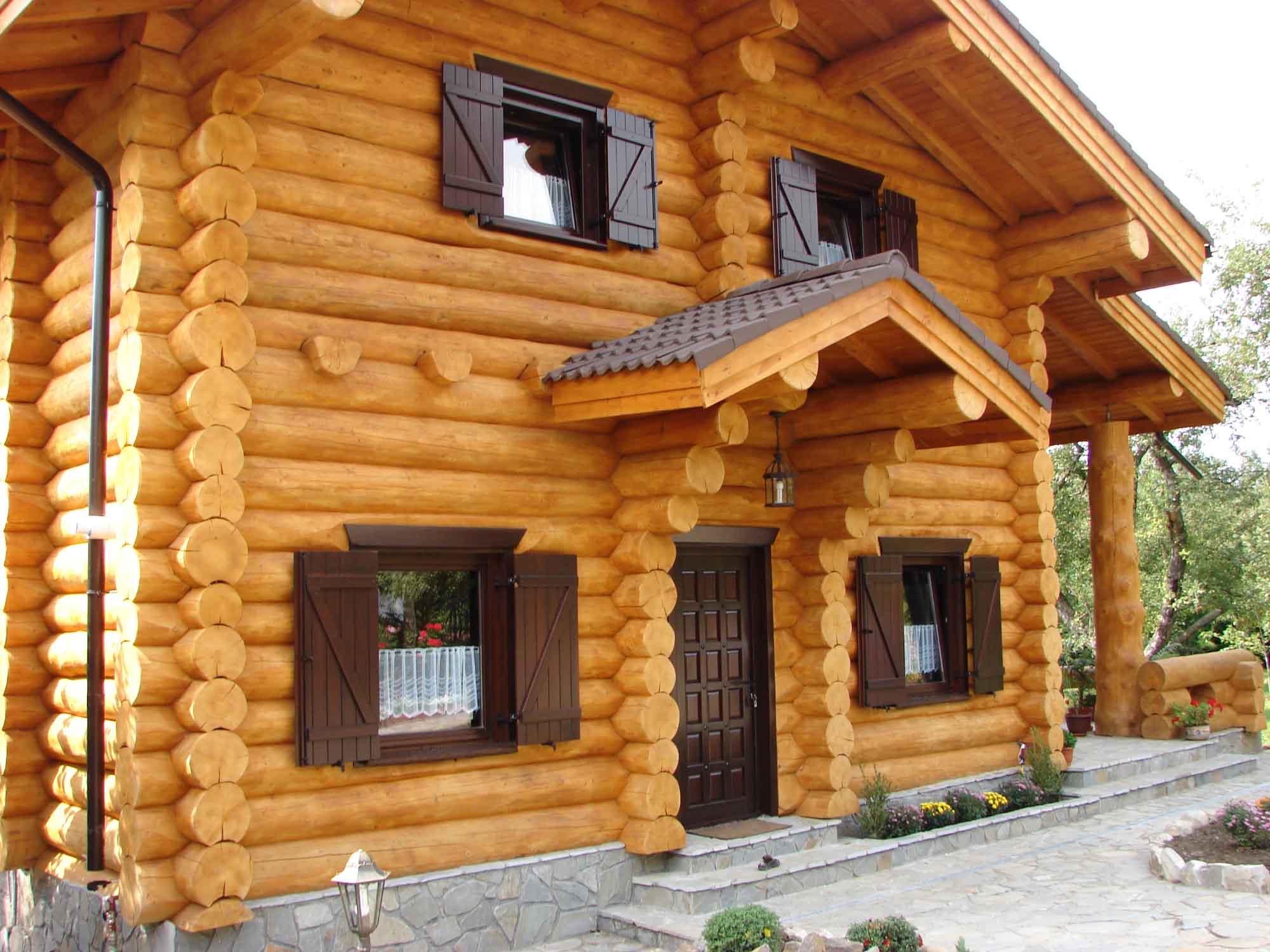 La devanture d'une maison en bois