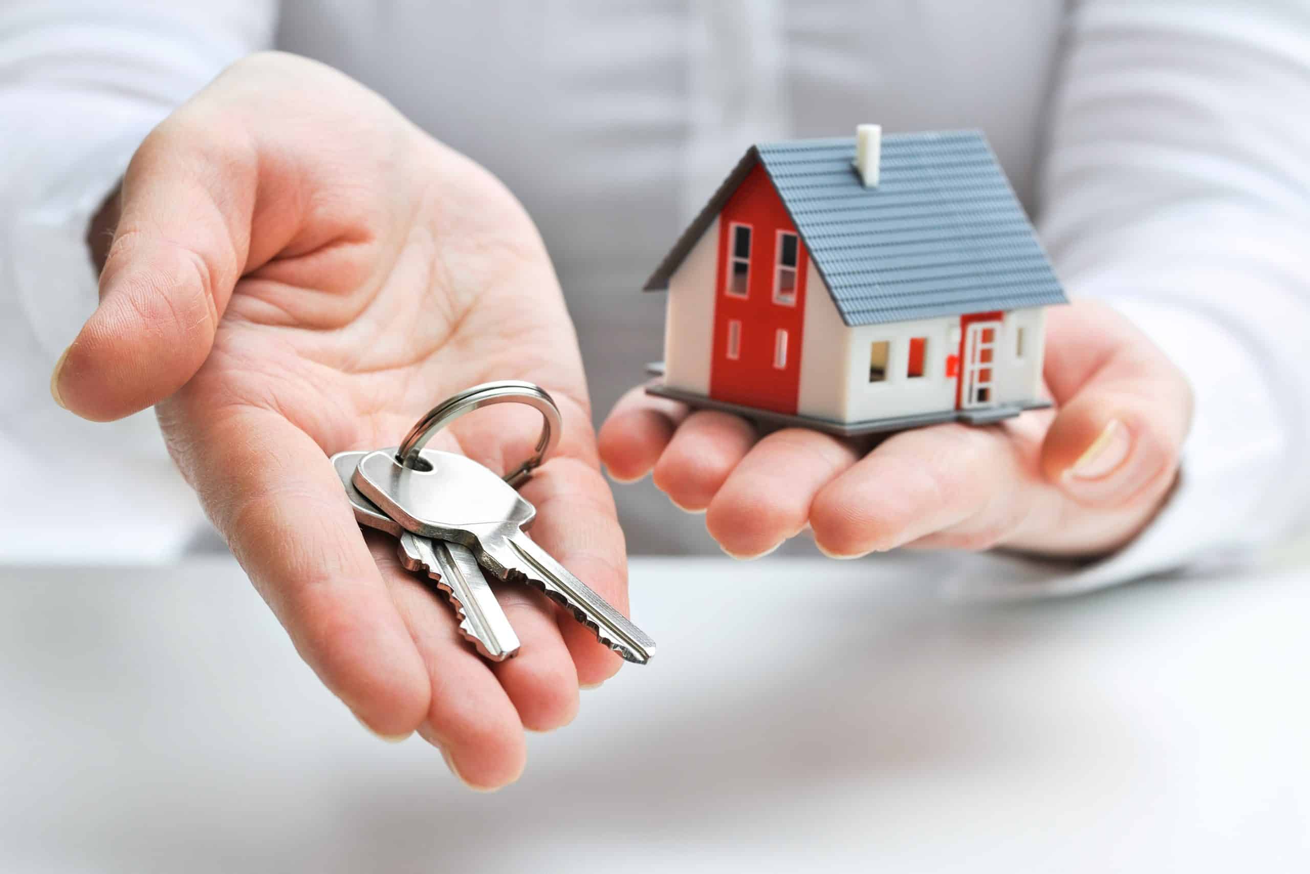 Remise des clés par une agence immobilière
