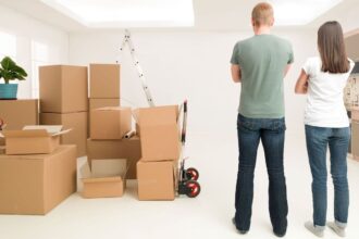 Un couple déménage