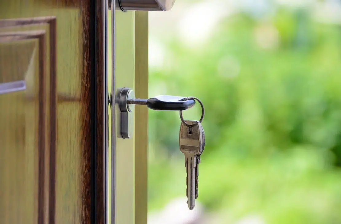 Une porte avec une clé