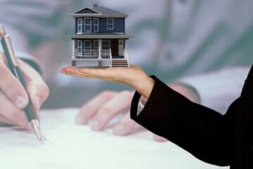 Immobilier : faut-il vendre ou acheter pour y investir ?