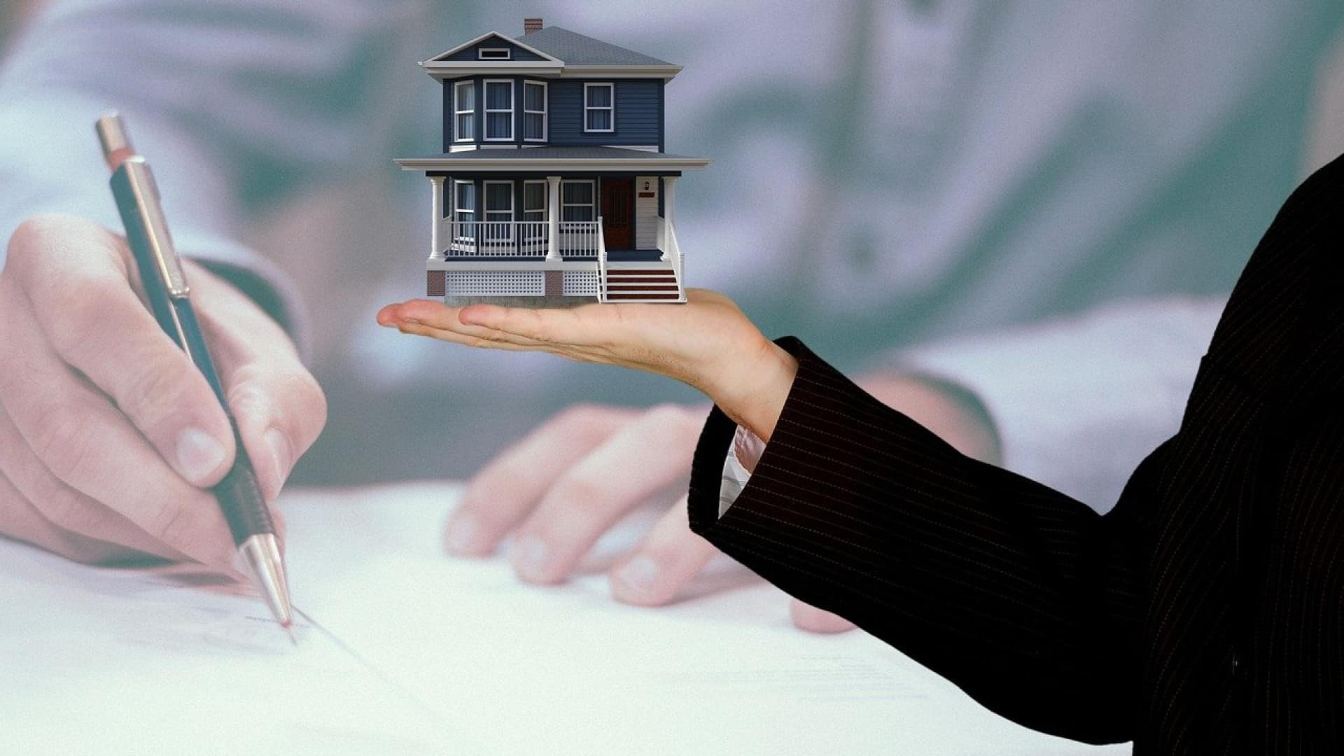 Immobilier : faut-il vendre ou acheter pour y investir ?