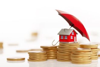 Une maison rouge sous un parasol rouge et sur des pièces