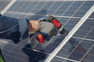 Comment se passe l'installation de panneaux solaires sur une maison ?
