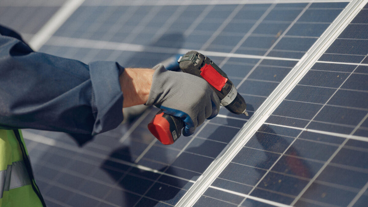 Comment se passe l'installation de panneaux solaires sur une maison ?