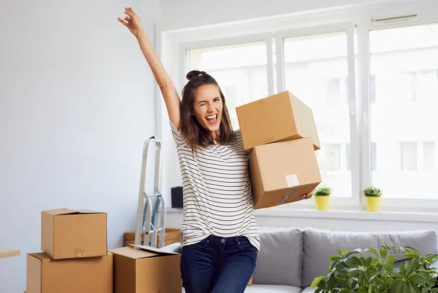 Une femme contente avec des cartons