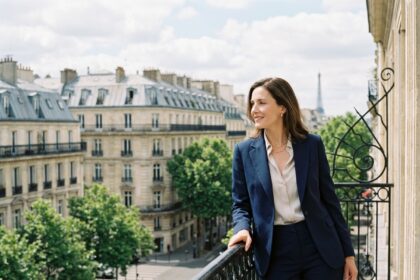 Femme élégante en costume sur balcon parisien