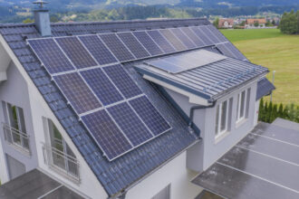 Le futur de l'énergie : les atouts des onduleurs solaires avec solutions domotiques
