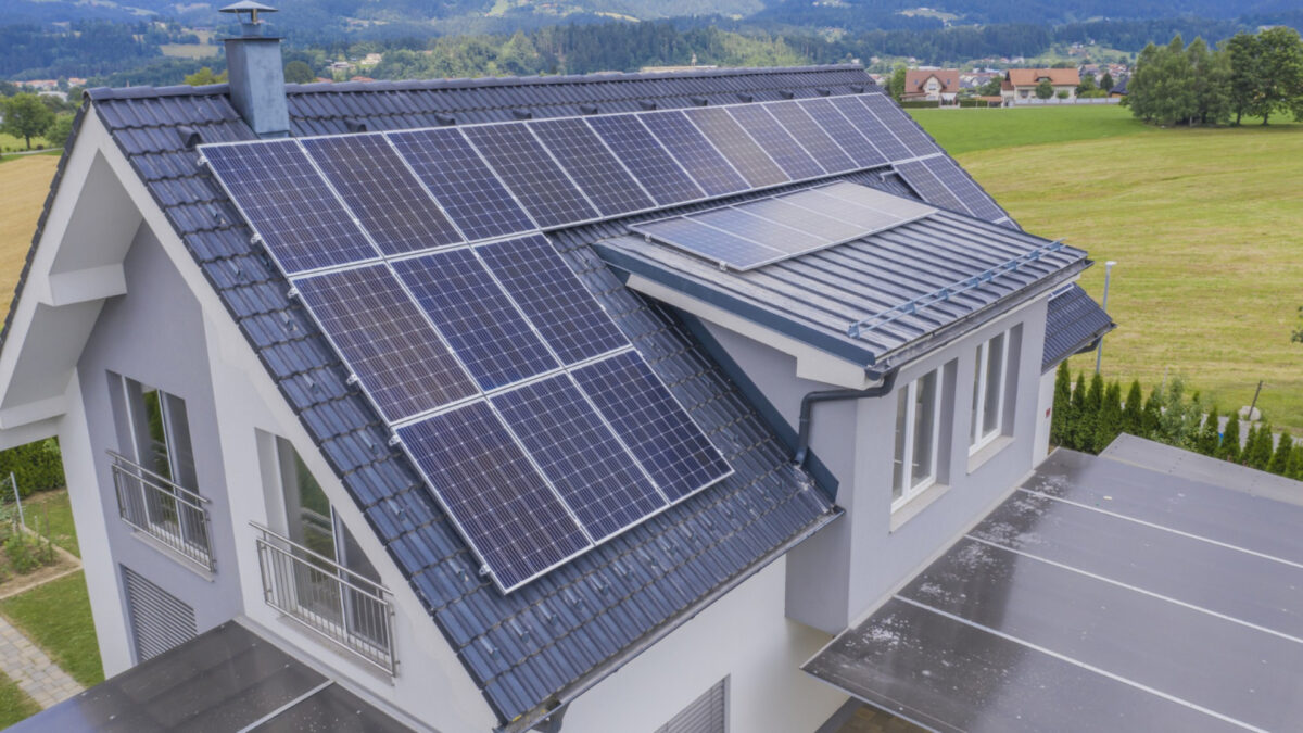 Le futur de l'énergie : les atouts des onduleurs solaires avec solutions domotiques