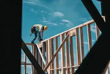 un artisan sur un chantier