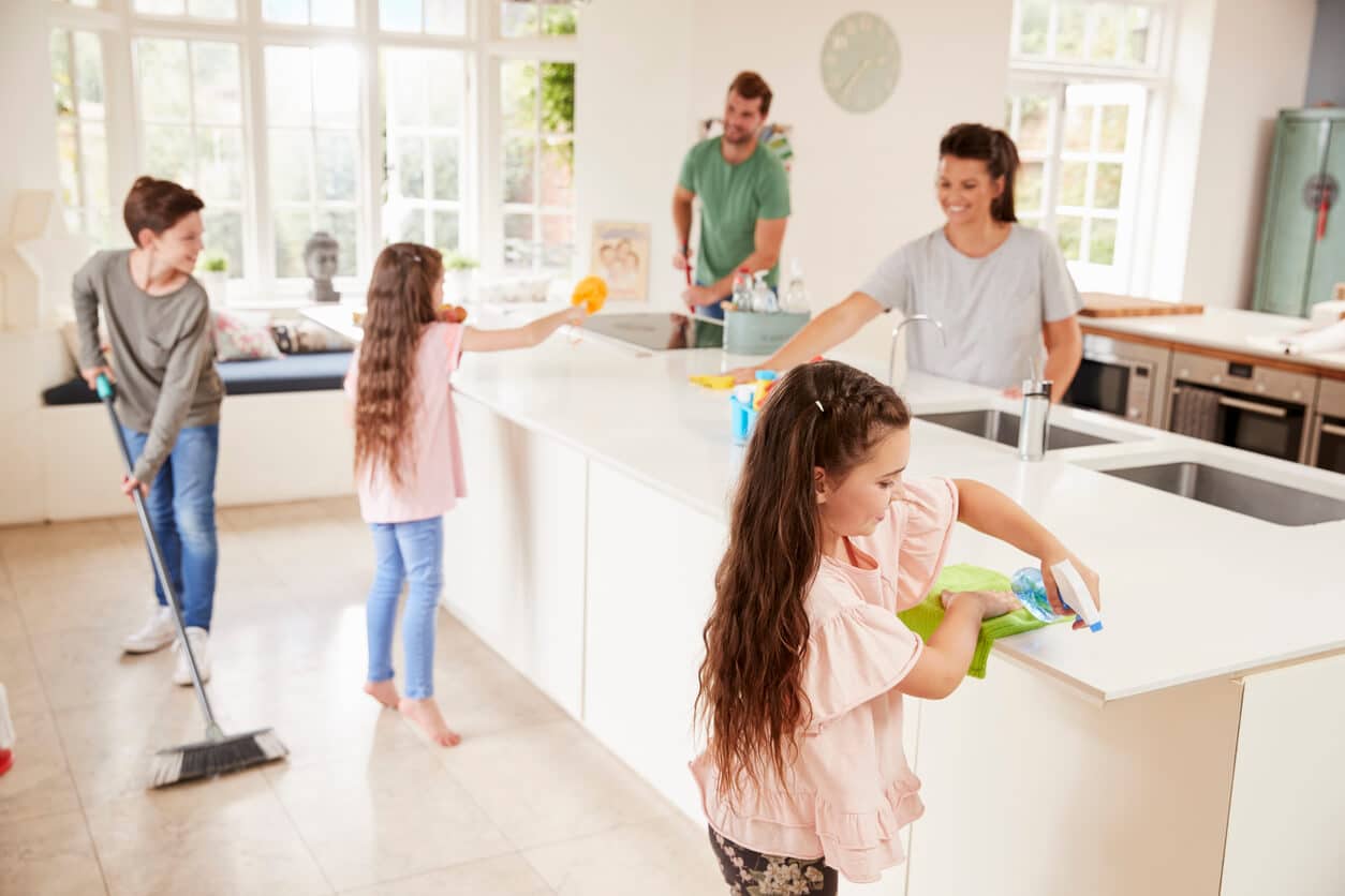 Solliciter toute la famille pour entretenir sa maison